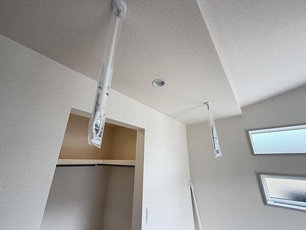 主寝室には室内干し専用の竿掛けがございます。