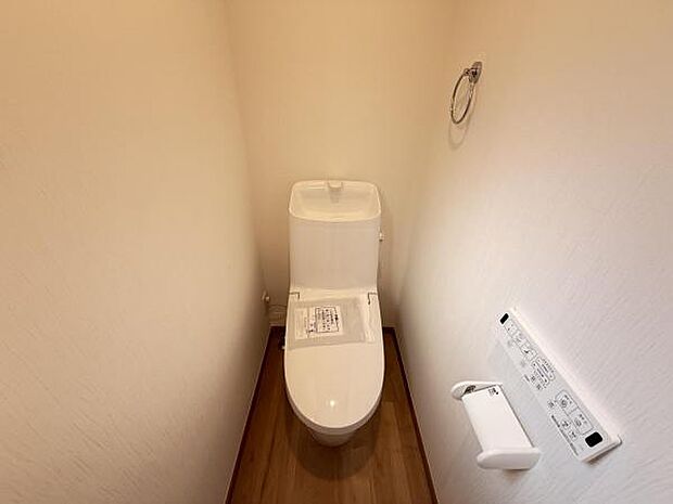 シャワー洗浄機能付のトイレは、清潔感が印象的な空間ですね。