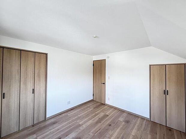 いつでもお部屋をスッキリお使い頂ける収納スペースを設置。