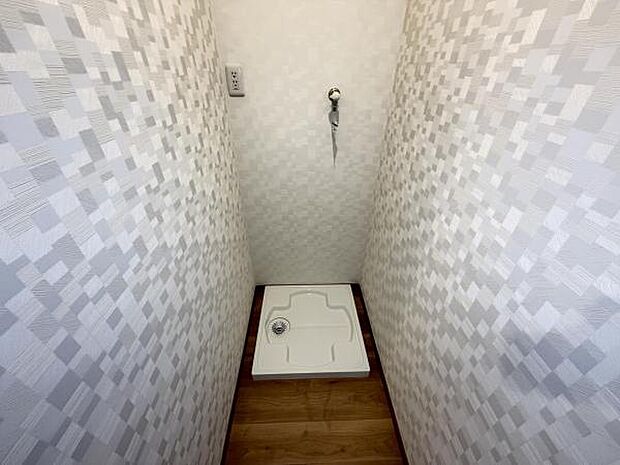 ランドリースペースです。身支度を整えながら洗濯機の操作を行えます。