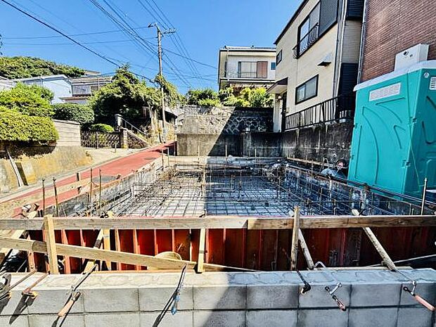 木造在来工法3階建て、間取りはファミリー向けの3LDKございます。
