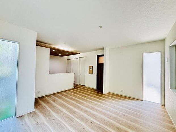 お食事中もキッチンと会話が楽しめるダイニングスペース。