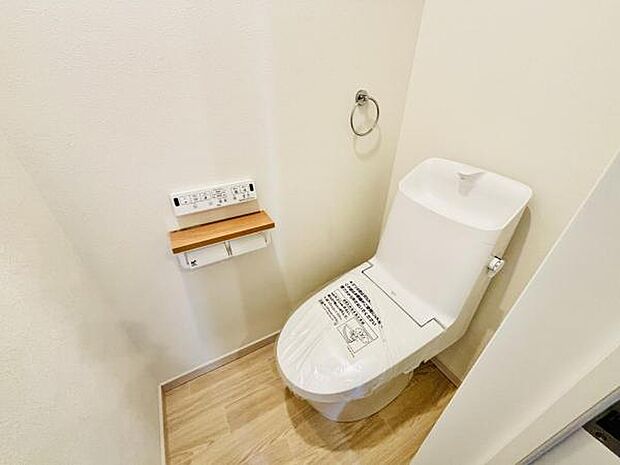 シャワー洗浄機能付のトイレは、清潔感が印象的な空間ですね。