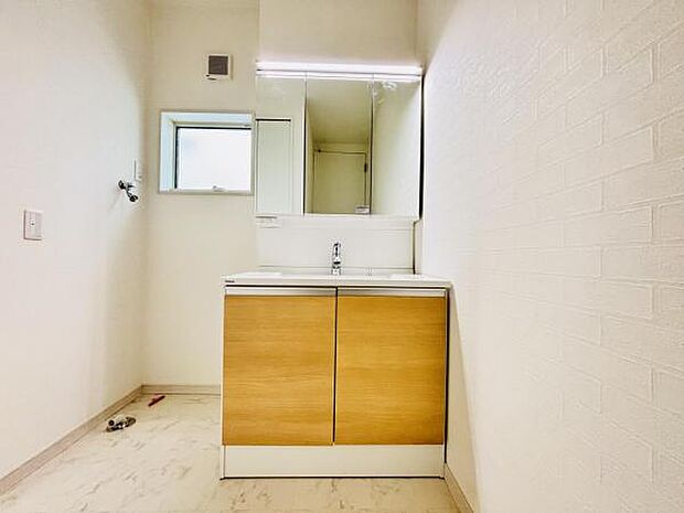 洗面化粧台です。朝の身支度から1日が始まります。