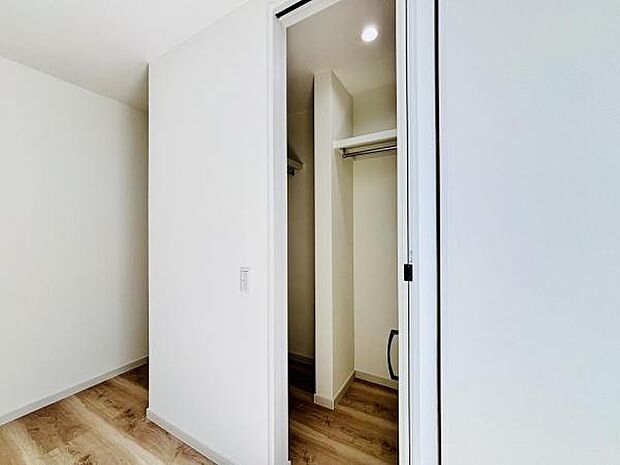 ウォークインクローゼットがあり収納スペースも豊富。季節物もスッキリ片付きそうです。