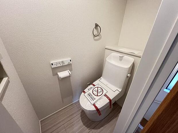 シャワー洗浄機能付のトイレは、清潔感が印象的な空間ですね。