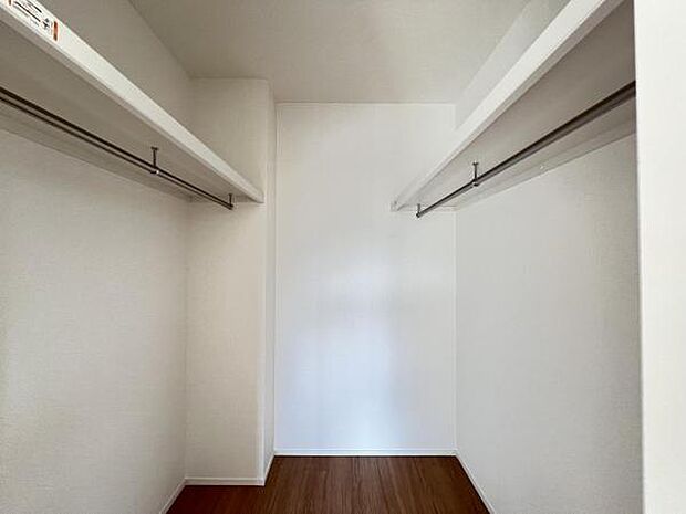 ウォークインクローゼットがあり収納スペースも豊富。季節物もスッキリ片付きそうです。