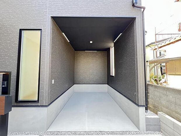 雨風から大切な愛車を守るビルトインガレージです。