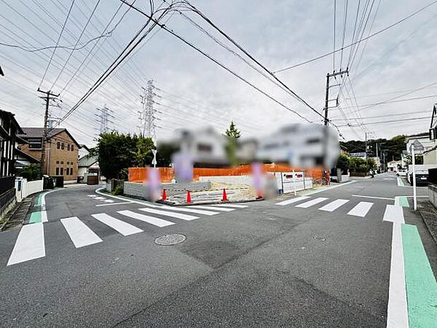 前面道路を含めた現地写真です。角地で開放感がございますね。
