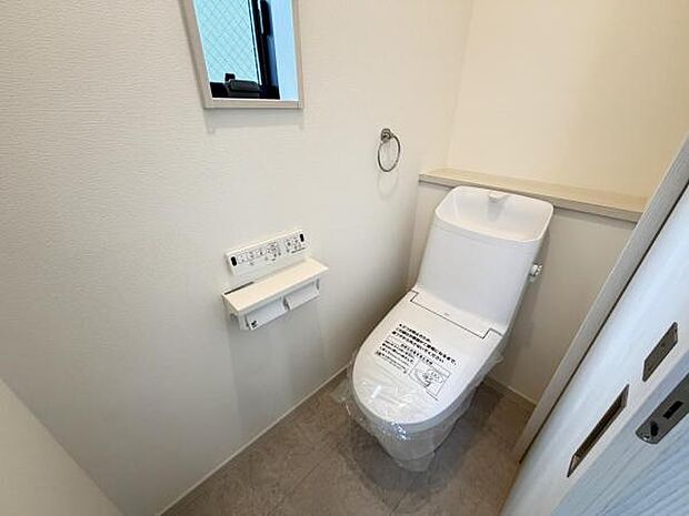 シャワー洗浄機能付のトイレは、清潔感が印象的な空間ですね。