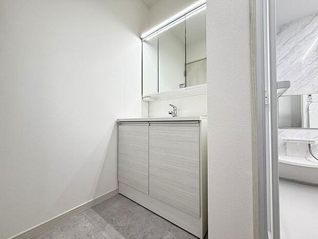 洗面化粧台です。朝の身支度から1日が始まります。