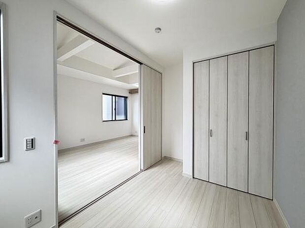 いつでもお部屋をスッキリお使い頂ける収納スペースを設置。