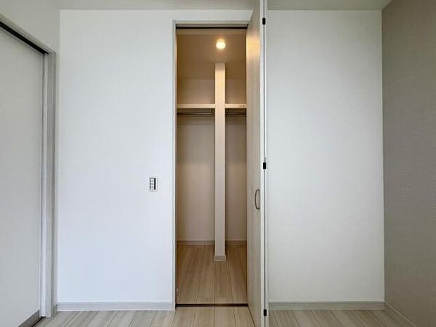 ウォークインクローゼットがあり収納スペースも豊富。季節物もスッキリ片付きそうです。