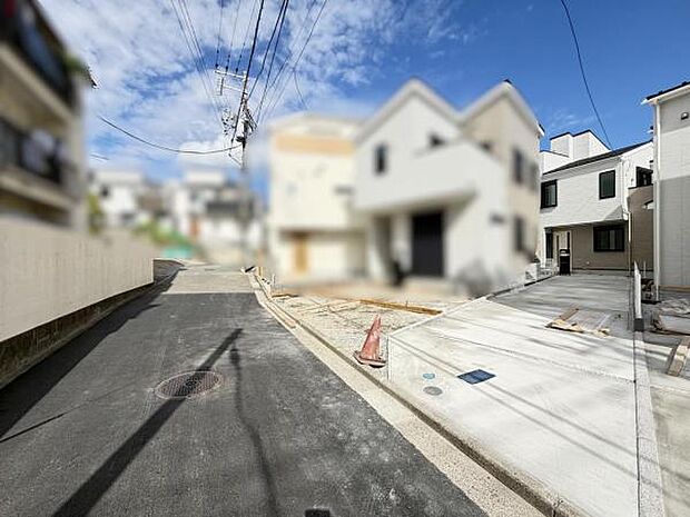 前面道路を含めた現地写真です。