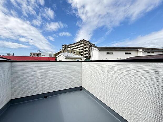 ルーフバルコニーがございます。