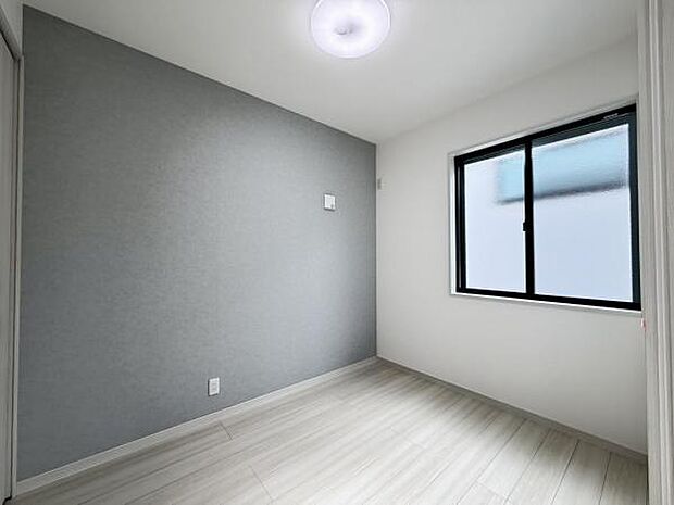 リビングと続き間の4.4帖の洋室です。