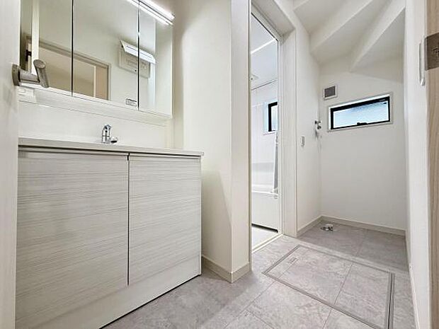 脱衣所は小さなお子様がいるご家庭にも重宝されます。