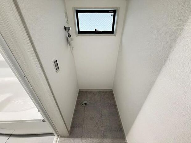 脱衣場内のランドリースペースです。身支度を整えながら洗濯機の操作を行えます。