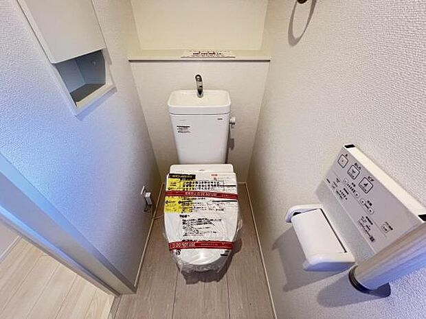 シャワー洗浄機能付のトイレは、清潔感が印象的な空間ですね。
