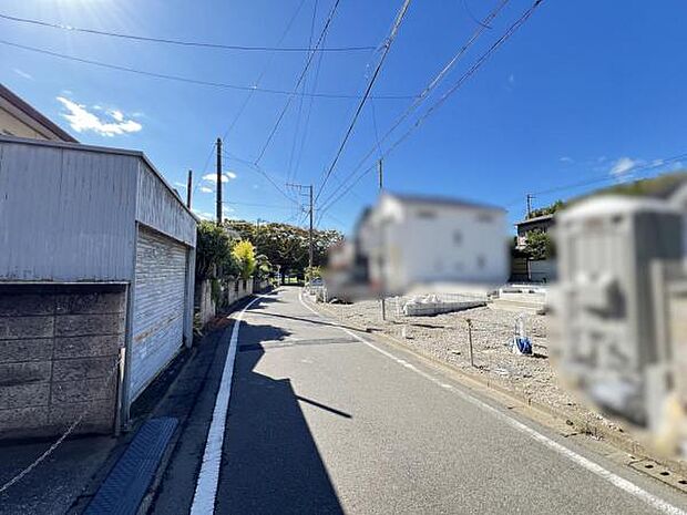 前面道路を含めた現地写真です。