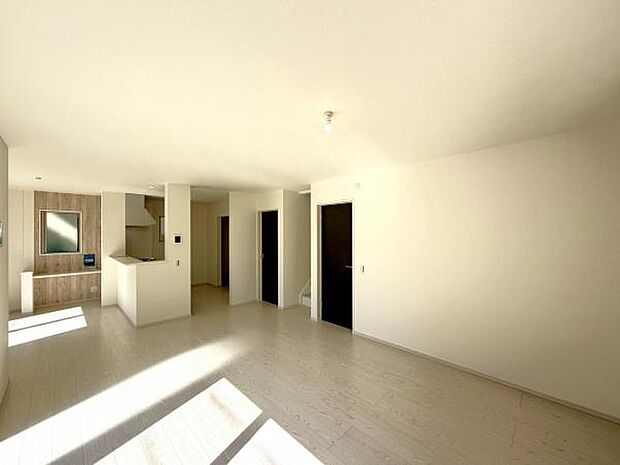 お食事中もキッチンと会話が楽しめるダイニングスペース。