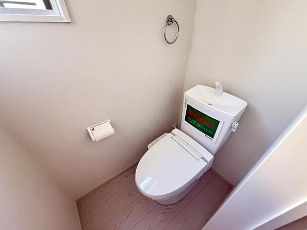 シャワー洗浄機能付のトイレは、清潔感が印象的な空間ですね。