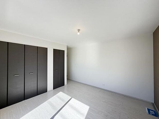 いつでもお部屋をスッキリお使い頂ける収納スペースを設置。