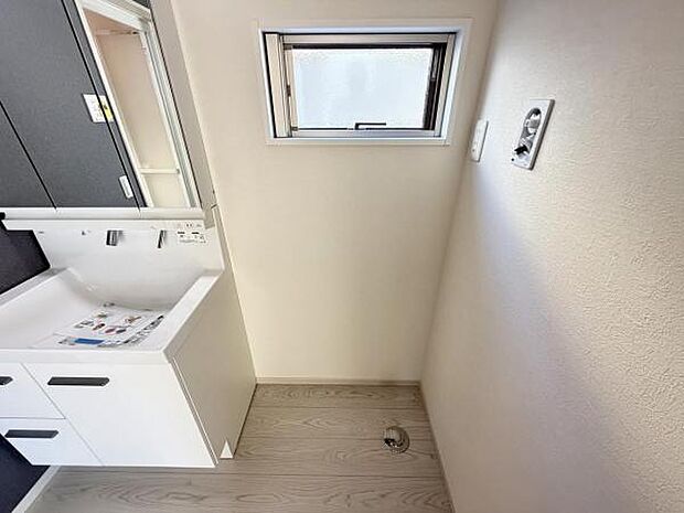 独立洗面台の横にはランドリースペースがございます。