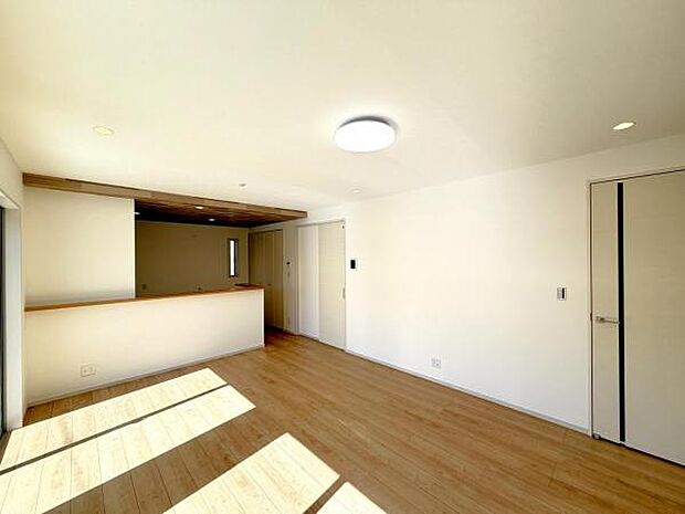 お食事中もキッチンと会話が楽しめるダイニングスペース。