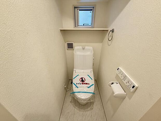 シャワー洗浄機能付のトイレは、清潔感が印象的な空間ですね。