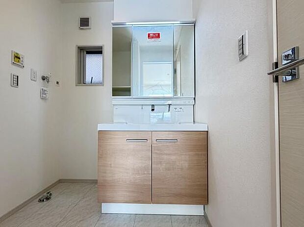 洗面化粧台です。朝の身支度から1日が始まります。