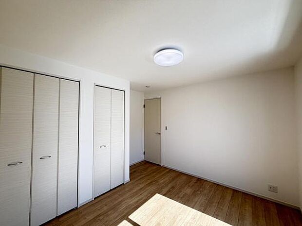 いつでもお部屋をスッキリお使い頂ける収納スペースを設置。