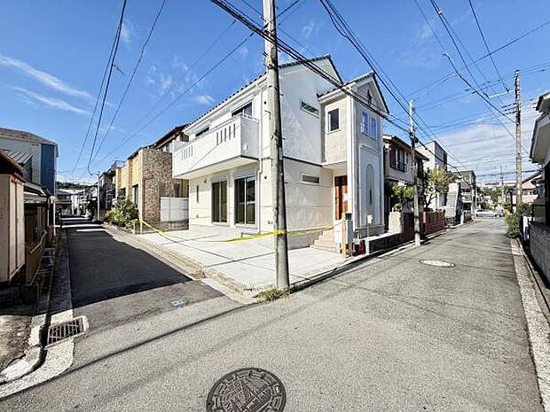 前面道路を含めた現地写真です。