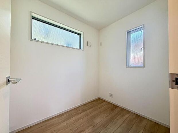 2.5帖の納戸がございます。テレワークや収納部屋としてお使いいただけますね。