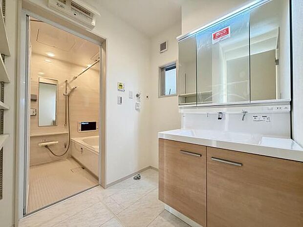 脱衣所は小さなお子様がいるご家庭にも重宝されます。