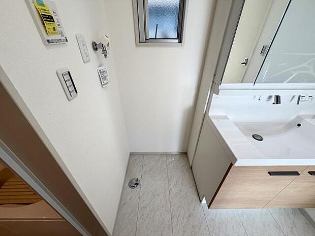 独立洗面台の横にはランドリースペースがございます。