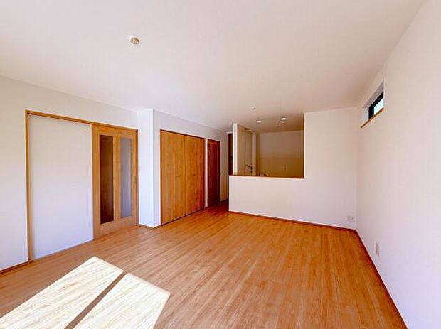 お食事中もキッチンと会話が楽しめるダイニングスペース。