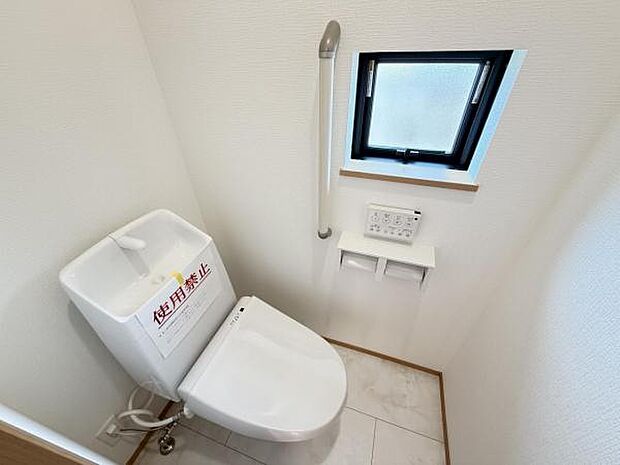 シャワー洗浄機能付のトイレは、清潔感が印象的な空間ですね。