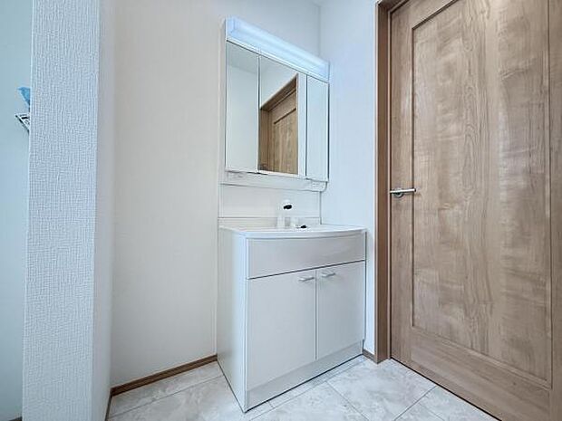 洗面化粧台です。朝の身支度から1日が始まります。