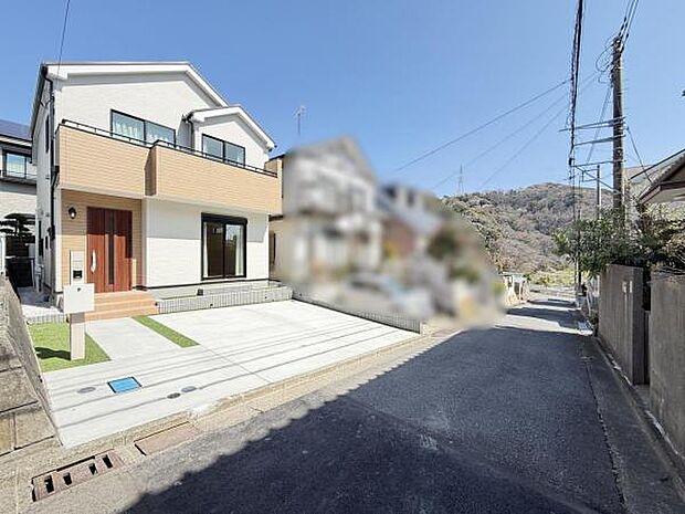 前面道路を含めた現地写真です。