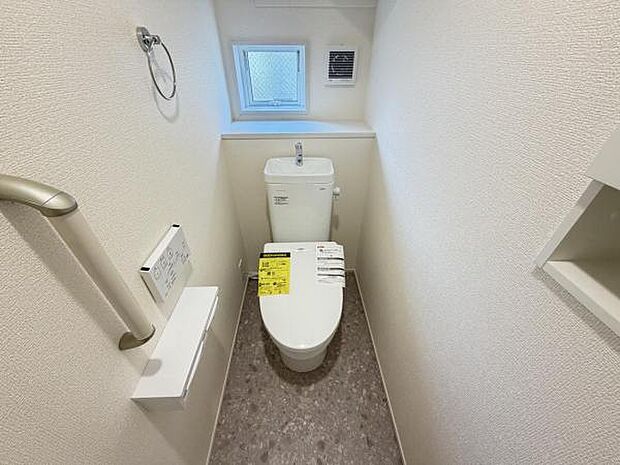 シャワー洗浄機能付のトイレは、清潔感が印象的な空間ですね。