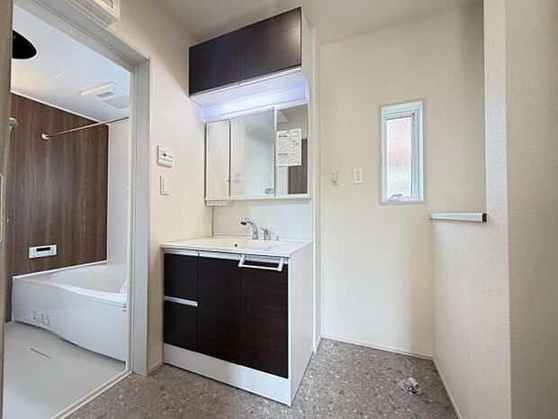 洗面化粧台です。朝の身支度から1日が始まります。