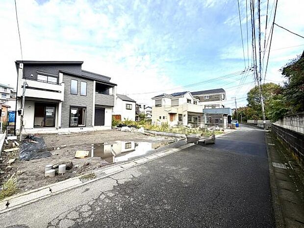 前面道路を含めた現地写真です。