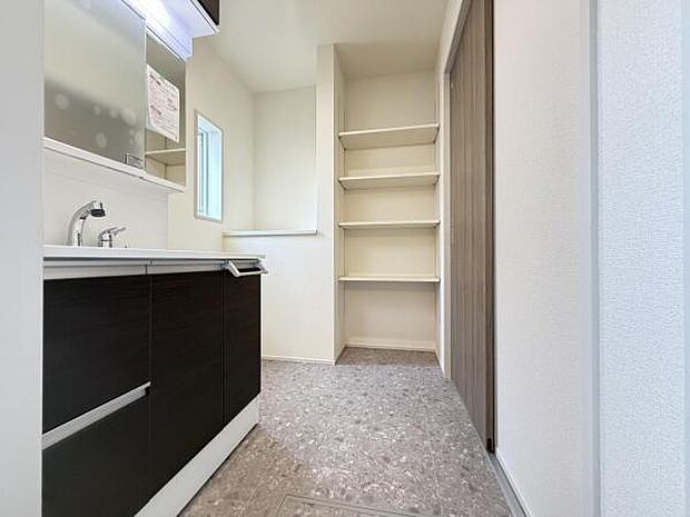 脱衣所は小さなお子様がいるご家庭にも重宝されます。