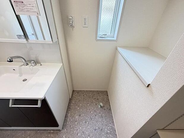 独立洗面台の横にはランドリースペースがございます。