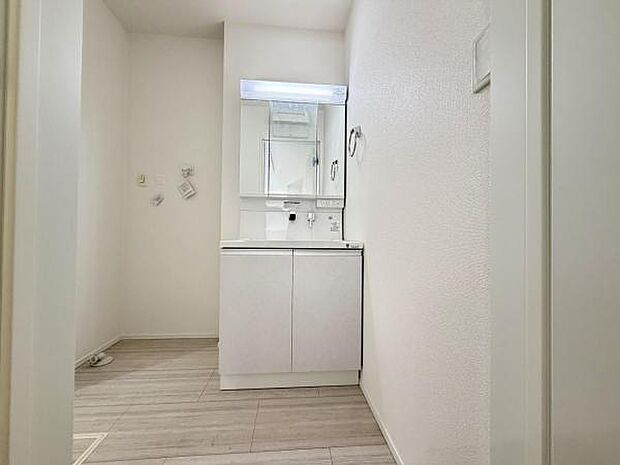 洗面化粧台です。朝の身支度から1日が始まります。