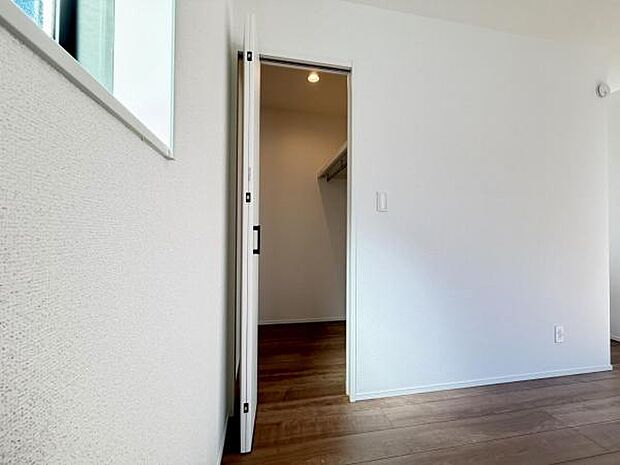 ウォークインクローゼットがあり収納スペースも豊富。季節物もスッキリ片付きそうです。