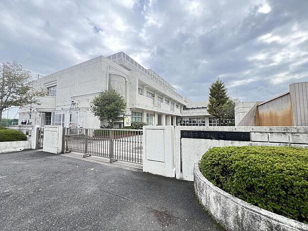 横浜市立釜利谷中学校まで約560m（徒歩7分）