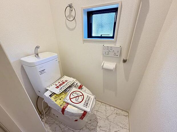 シャワー洗浄機能付のトイレは、清潔感が印象的な空間ですね。