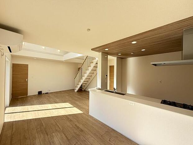 お食事中もキッチンと会話が楽しめるダイニングスペース。